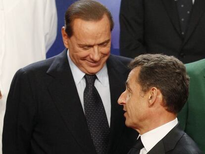 Silvio Berlusconi y Nicolas Sarkozy charlan en la cumbre del G-20.