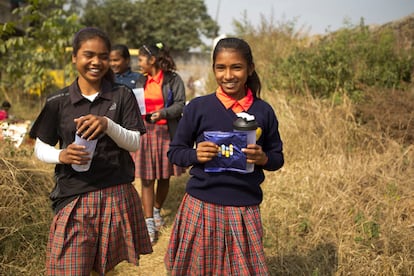 Niñas del equipo femenino de fútbol de Yuwa, en India, a las que Blendbub proporciona nutrición básica.