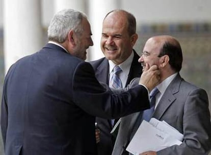 El andalucista Antonio Ortega pellizca a Zarrías en presencia de Chaves ayer en el Parlamento.