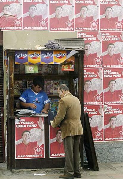 Un puesto de prensa rodeado por carteles electorales de García.