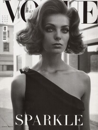 En 2003 le llegó su primera gran oportunidad, después de perseguirla varios años. Vogue Italia contó con ella para tres portadas prácticamente seguidas. Julio, agosto y octubre. En las tres ocasiones el fotógrafo fue Steven Meisel. Una suerte de padrino gracias al cual logró, ese mismo año, su primera campaña como imagen de Prada. En la imagen, la portada del mes de octubre.