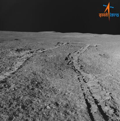 La cámara de navegación del 'rover' Pragyan fotografió su rastro sobre la superficie lunar, sus primeros pasos que da a una velocidad de un centímetro por segundo.