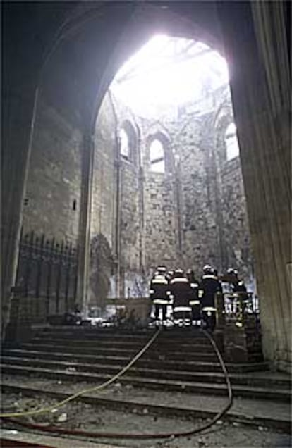 Los bomberos, en el interior de la iglesia de la Merced.