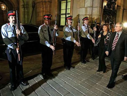 Mossos d&#39;Esquadra rinden honores a José Montilla, acompañado de su esposa, al salir del Parlament tras ser elegido presidente de la Generalitat.