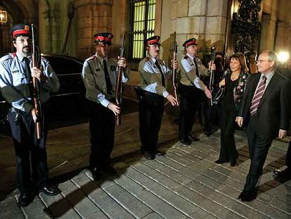Mossos d'Esquadra rinden honores a José Montilla, acompañado de su esposa, al salir del Parlament tras ser elegido presidente de la Generalitat.