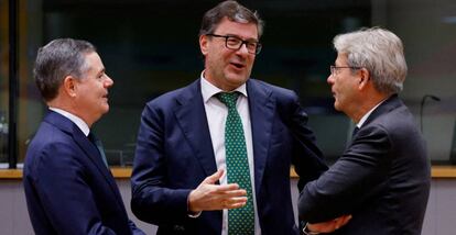 De izquierda a derecha, el ministro de Economía de Irlanda y presidente del Eurogrupo, Paschal Donohe, su homólogo italiano, Giancarlo Giorgetti, y el comisario europeo del ramo, Paolo Gentiloni, en Bruselas en noviembre.