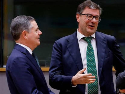 De izquierda a derecha, el ministro de Economía de Irlanda y presidente del Eurogrupo, Paschal Donohe, su homólogo italiano, Giancarlo Giorgetti, y el comisario europeo del ramo, Paolo Gentiloni, en Bruselas en noviembre.