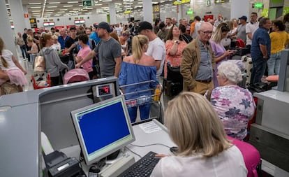 Decenas de pasajeros, en la jornada de hoy, ante los mostradores de facturación del aeropuerto de Palma de Mallorca.