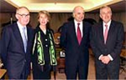 El presidente del Banco Bilbao Vizcaya Argentaria (BBVA), Francisco González, segundo por la derecha, rodeado de tres nuevos consejeros independientes de la entidad.