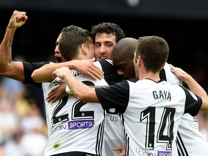 Los jugadores del Valencia celebran un gol el s&aacute;bado.