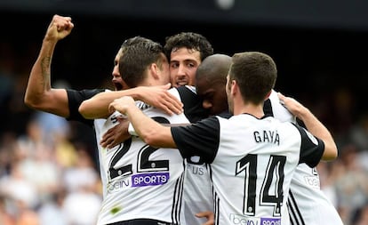 Los jugadores del Valencia celebran un gol el s&aacute;bado.