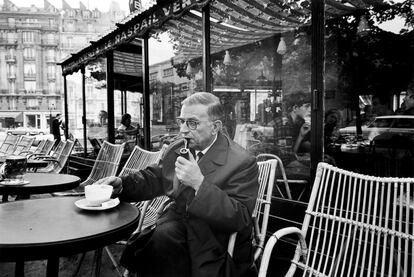 Jean-Paul Sartre, en una terrassa de París, va escriure bona part de la seva obra sota la influència d’amfetamines.