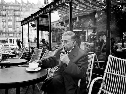 Jean-Paul Sartre, en una terrassa de París, va escriure bona part de la seva obra sota la influència d’amfetamines.