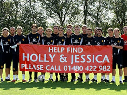 La plantilla del Manchester United sostiene una pancarta en la que piden "Ayuda para encontrar a Holly y Jessica".
