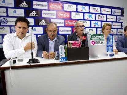 La junta directiva de Osasuna, durante la rueda de prensa en la que explicaron los motivos de la alineación de Unai García.