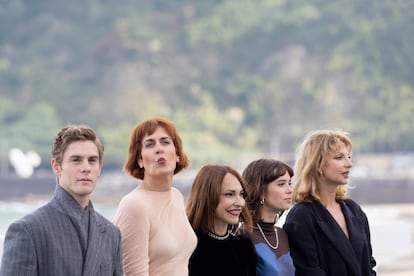 La directora Paula Ortiz (c), posa junto a los actores Aixa Villagrán (2i), Alba Planas (2d), Najwa Nimri (d), Patrick Criado (i), tras presentar 'La virgen roja', que compite en la Sección Oficial.