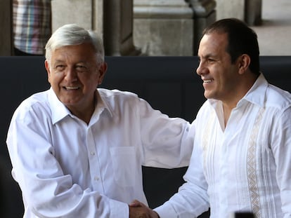 Andrés Manuel López Obrador saluda a Cuauhtémoc Blanco.