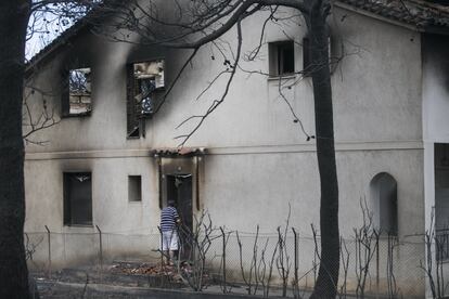 Vista de una de las casas afectadas por el incendio en Mati, el 25 de julio. 