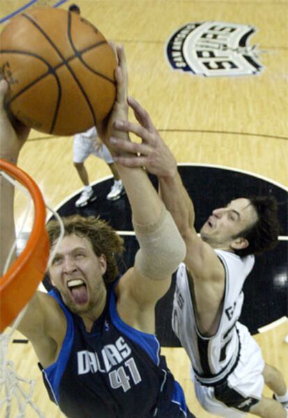 Nowitzki intenta ejecutar un mate pese a la falta de Ginobili.