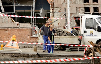 Dos operarios limpian los alrededores de la comisaría de la Ertzaintza de Ondarroa, tras el atentado cometido el 21 de septiembre de 2008.