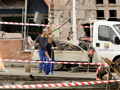 Dos operarios limpian los alrededores de la comisaría de la Ertzaintza de Ondarroa, tras el atentado cometido el 21 de septiembre de 2008.