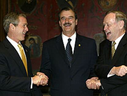 Bush (izquierda), con el presidente mexicano, Vicente Fox, y el primer ministro canadiense, Jean Chrétien.