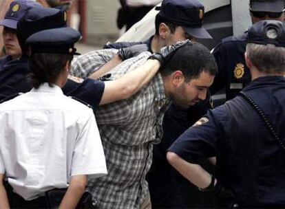 Uno de los 16 detenidos en Santa Coloma de Gramenet (Barcelona) el 15 de junio de 2005.
