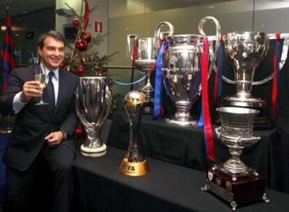 El presidente del FC Barcelona, Joan Laporta, brinda con las seis copas ganadas durante 2009.