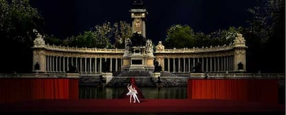 Recreación del escenario que se construirá en el estanque del Retiro para representar &#39;El lago de los cisnes&#39;.