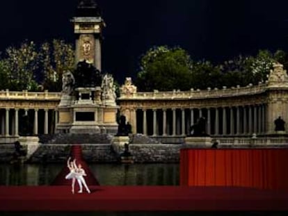 Recreación del escenario que se construirá en el estanque del Retiro para representar 'El lago de los cisnes'.