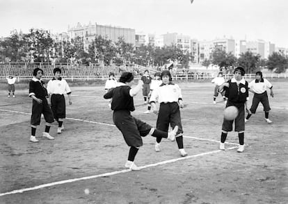 El primer partido jugado por mujeres en Barcelona, el 9 de junio de 1914, con jugadoras del Spanish Girl's Club, que formaron dos equipos, Giralda y Montserrat, en el campo del Español.