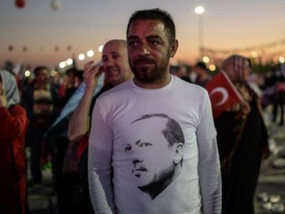 Un partidario de Erdogan en un mitin el s&aacute;bado.