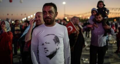 Un partidario de Erdogan en un mitin el sábado.
