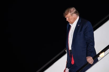 Donald Trump, descendiendo del avión presidencial visiblemente agotado, tras dar su primer mitin de su campaña de reelección en Tulsa Oklahoma, el 21 de junio.