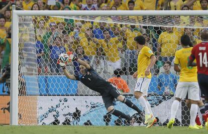 O goleiro David Ospina defende um chute do time brasileiro.