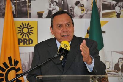 PRD leader Jes&uacute;s Zambrano speaks Monday about the Mexican government&#039;s oil proposal. 