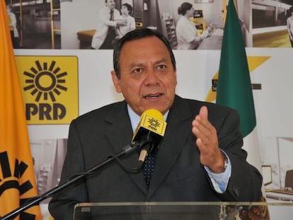 PRD leader Jes&uacute;s Zambrano speaks Monday about the Mexican government&#039;s oil proposal. 