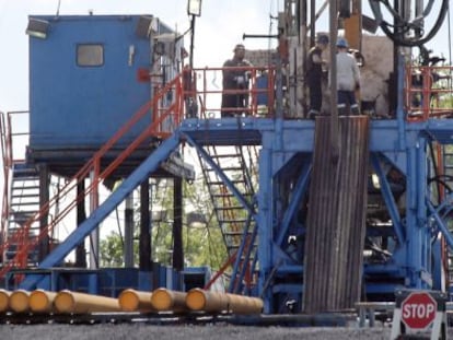 A crew works on a gas drilling rig at a well site for shale-based natural gas in Zelienople, Pennsylvania. 