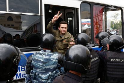 Ilya Yashin, figura de la oposición rusa, es detenido por la policía antidisturbios en el centro de Moscú.