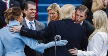 El presidente de Estados Unidos, Donald Trump (centro), es felicitado por sus hijos y esposa.