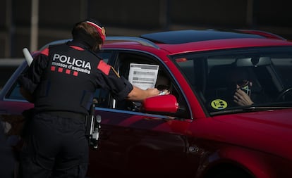 Imagen de archivo de un agente ARRO de los Mossos en un control en el Baix Llobregat.