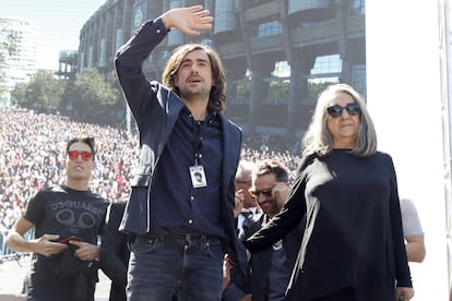 Gelete Nieto y Pepa Aguilar, hijo y exesposa de Ángel Nieto, en el homenaje al campeón mundial de motociclismo celebrado en Madrid después de su muerte.