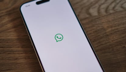 Logo WhatsApp en un teléfono móvil