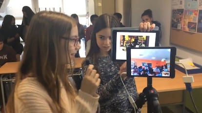 Dos estudiantes de Barcelona hacen una videoconferencia con alumnos de Dubai.