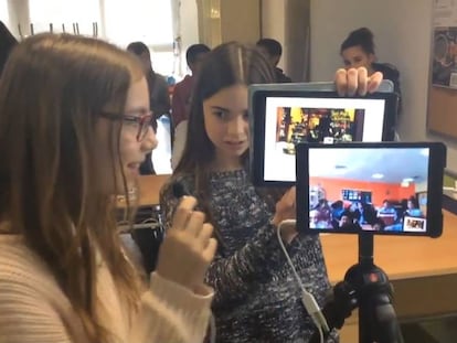 Dos estudiantes de Barcelona hacen una videoconferencia con alumnos de Dubai.