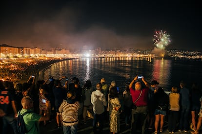Fuegos artificiales en A Coruña, vistos desde la playa de Riazor, en la noche de San Juan.