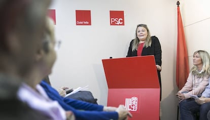 Eva Maldonado, impulsora de la plataforma, amb militants socialistes.