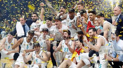 Los jugadores del Madrid celebran la victoria.