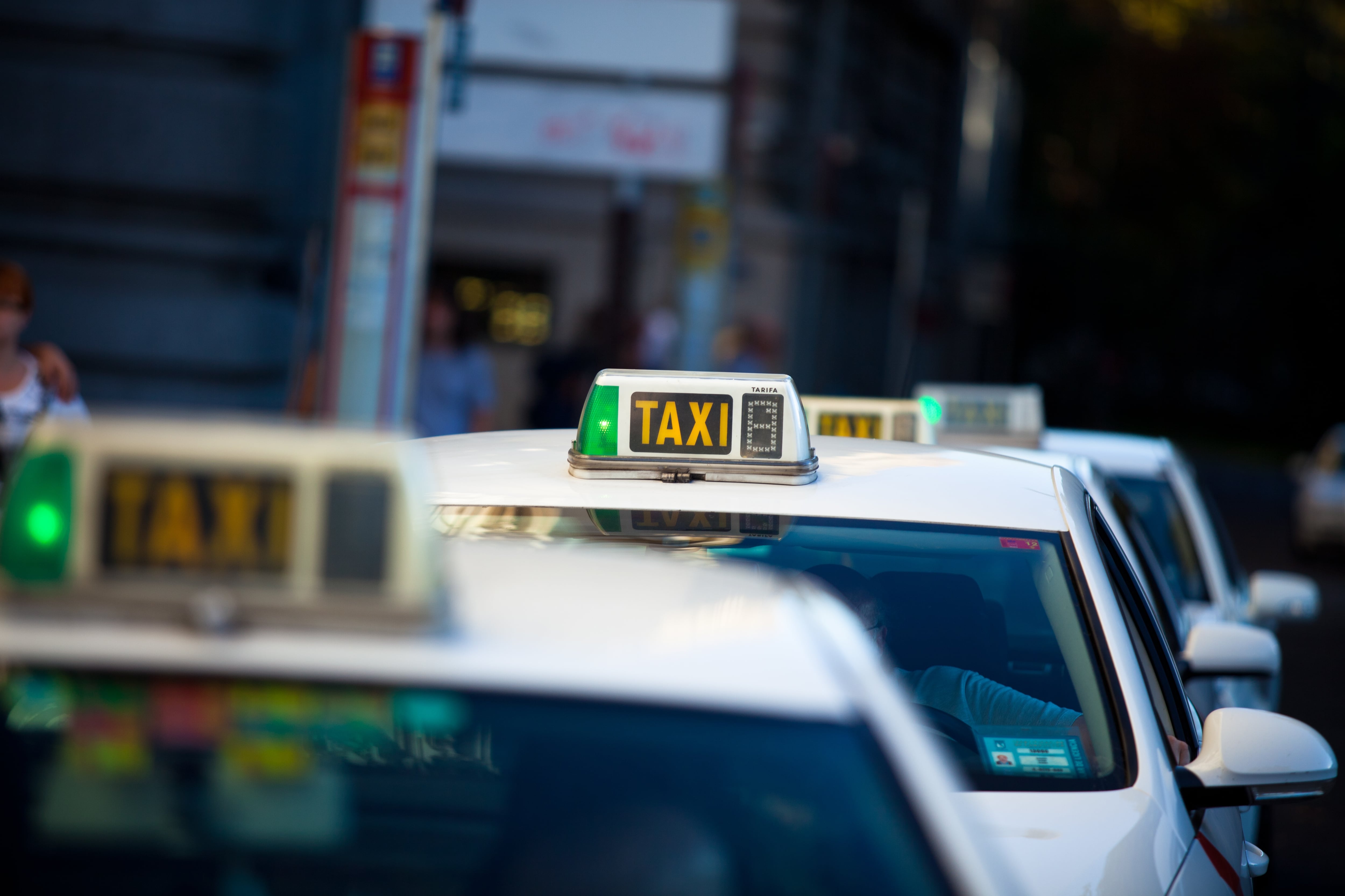 Una fila de taxis espera para coger clientes en Puerta de Atocha, Madrid.