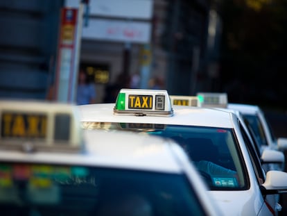 Una fila de taxis espera para coger clientes en Puerta de Atocha, Madrid.